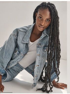 Aritzia Denim Forum “The Ali” Denim Jacket – Size M – Light Wash